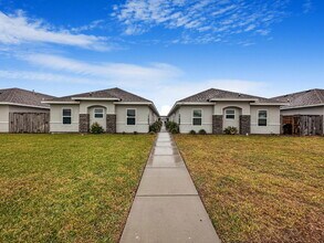 Building Photo - Beautiful and big 3 bedroom 2 full baths in gated community in Weslaco