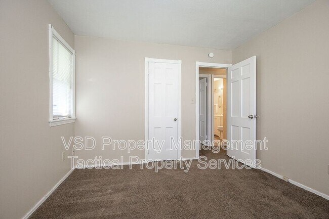 Building Photo - 374 E 232nd St
