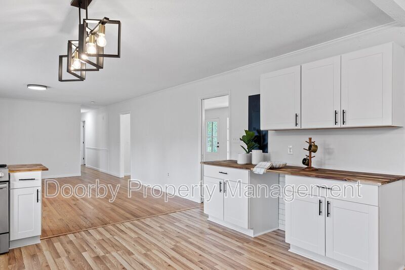 Building Photo - 841 Kay Cir