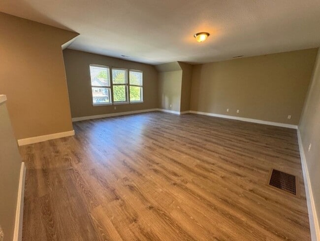 Building Photo - Large Home SW Bend