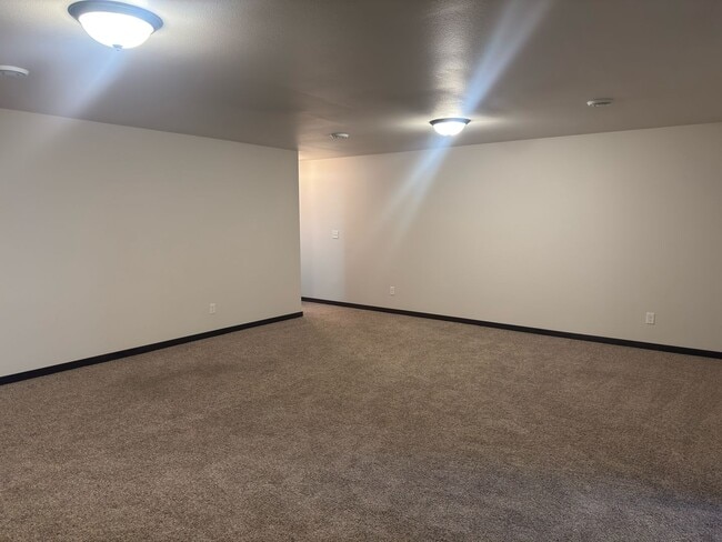 Building Photo - 4 Bed 3 Bath Single Family Home