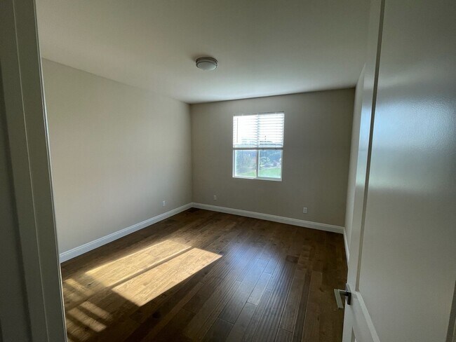 Building Photo - Stunning 4 bedroom home in Vista-With Solar!