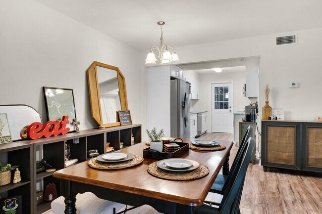 Building Photo - "Charming 2-Bed Townhouse in Fort Walton Beach"