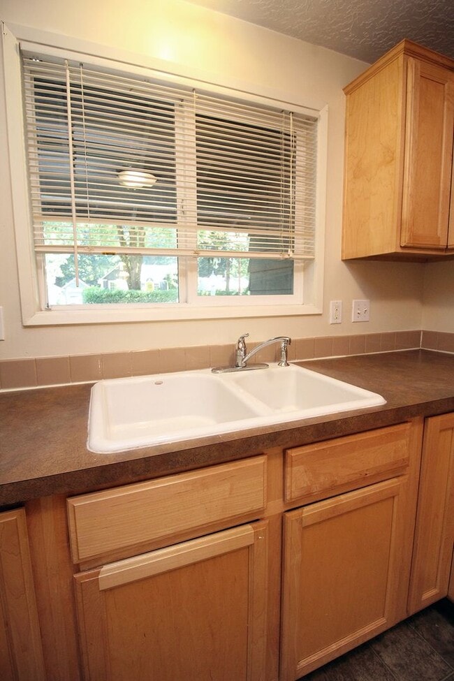 Building Photo - 16711 SW Lake Forest Blvd