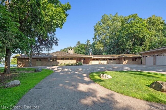 Building Photo - 3333 W Shore Dr