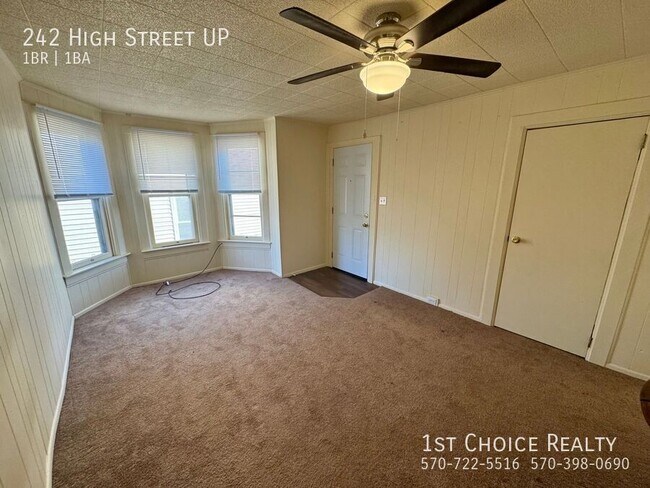 Building Photo - 1 bedroom with a washer/dryer and water, s...