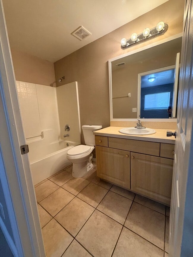 Building Photo - 3 Bedroom 2 Bath Duplex