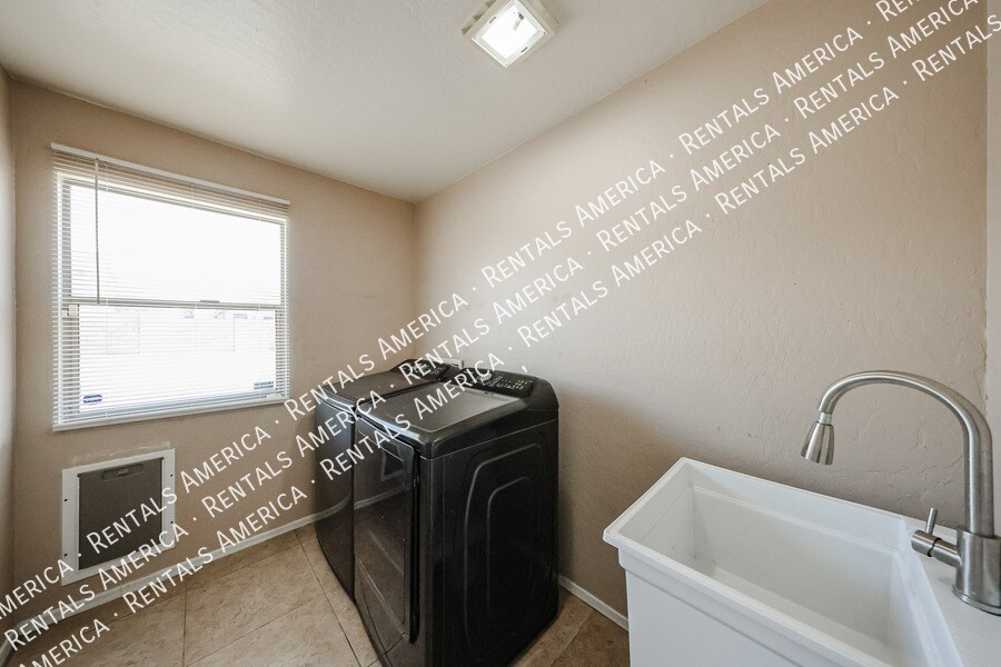 Building Photo - 7315 S 30th Ave