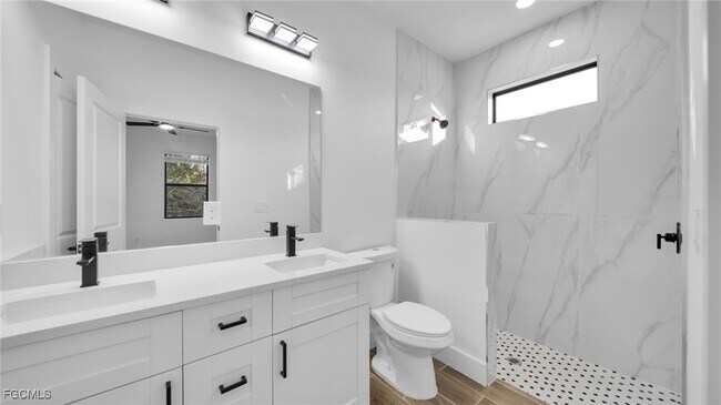 Building Photo - 706 Homer Ave S