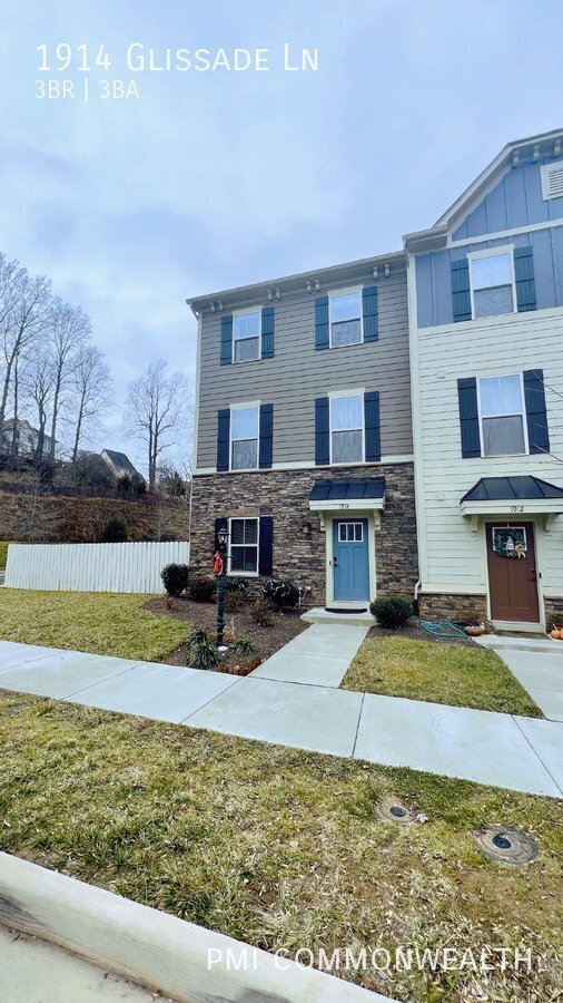 Building Photo - 3 Bed / 2.5 Bath Townhouse (Available 5/10...