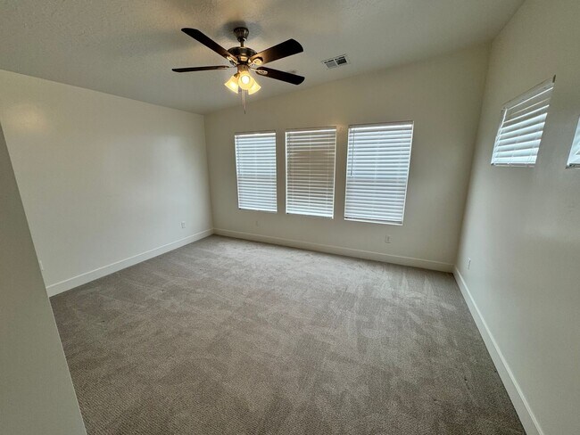 Building Photo - Beautiful 3 bed 2.5 bath Home!