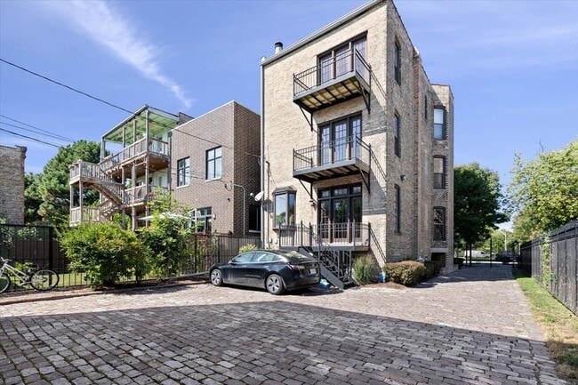 Building Photo - 2845 W Division St