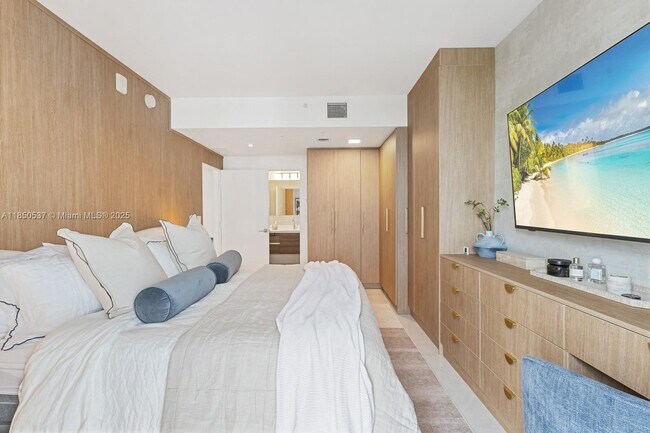 Building Photo - 301 Altara Ave