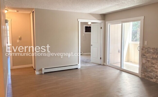 Building Photo - 2 Bed/1 Bath Condo with Off-Street Parking / Available Now!