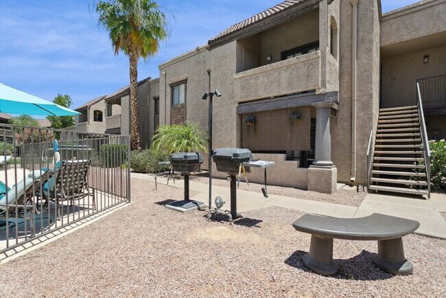 Building Photo - Prime poolside corner 2 bedroom 2 bath con...