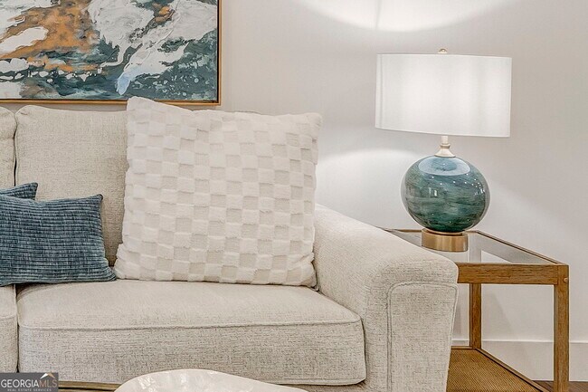 Building Photo - 109 Chateau Dr SE