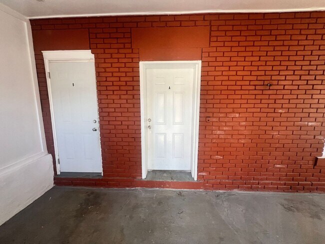 Building Photo - Stylish 2-Bedroom Unit Featuring Decorative Fireplace