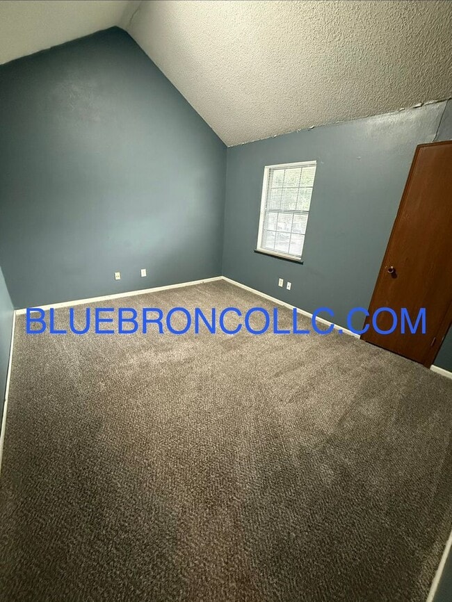 Building Photo - Great deal for an great property, Fresh paint and new carpet!