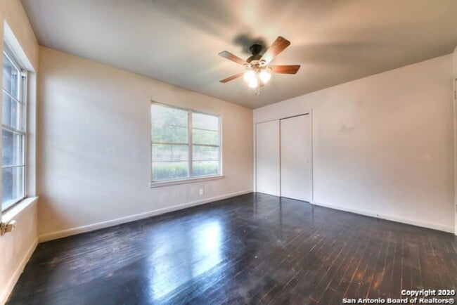 Building Photo - 3 Bedroom/1 Bath Sunset Hill Subdivision