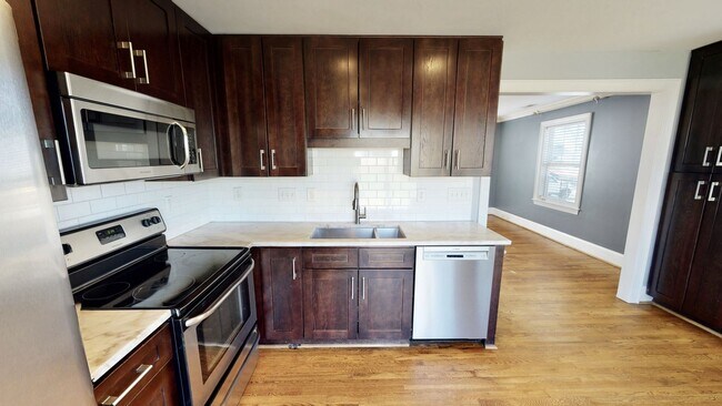 Building Photo - 2014 Roslyn Ave