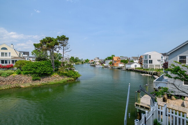 Building Photo - 2154 Fairfield Beach Rd
