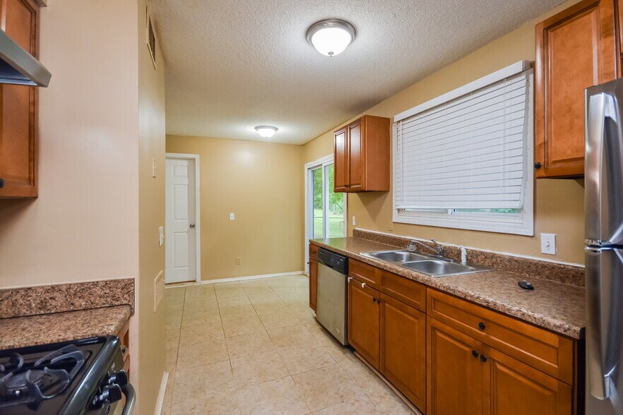Building Photo - 5438 Farmview Close