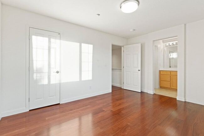 Building Photo - CONVENIENT & LUXURIOUS TOWNHOME BEAUTIFULL...