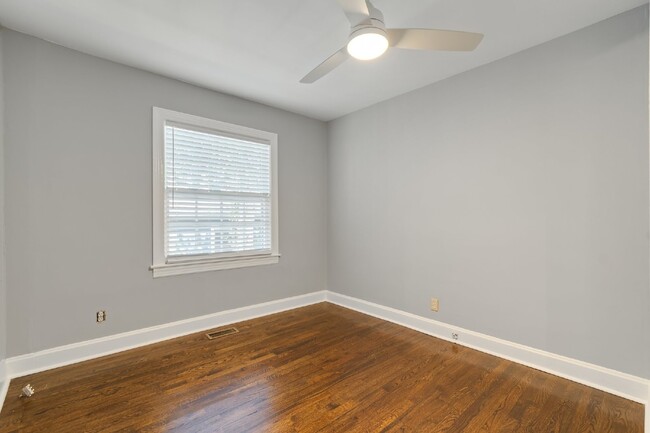 Building Photo - Freshly renovated duplex near Charlotte Av...