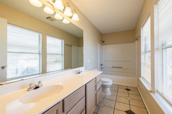 Building Photo - 1240 Dexford Dr