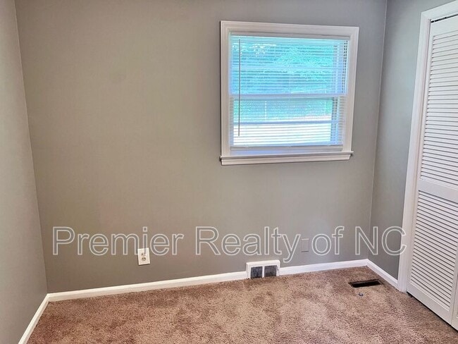 Building Photo - 4753 Eastwin Dr