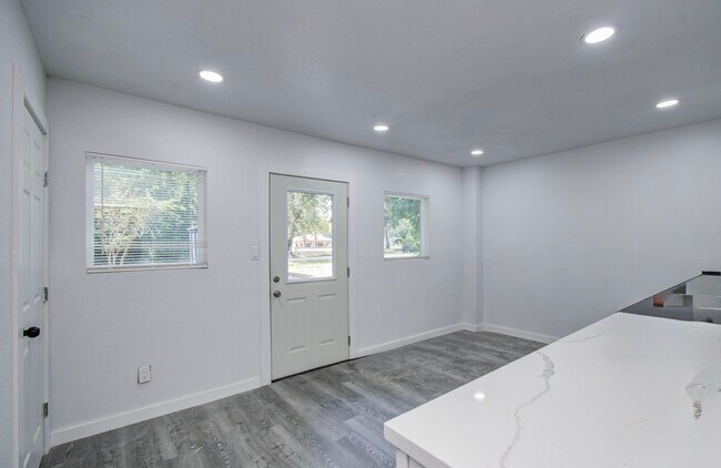 Building Photo - 619 River Plantation Dr
