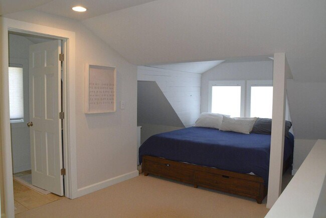 Building Photo - 4887 Edgewater Dr