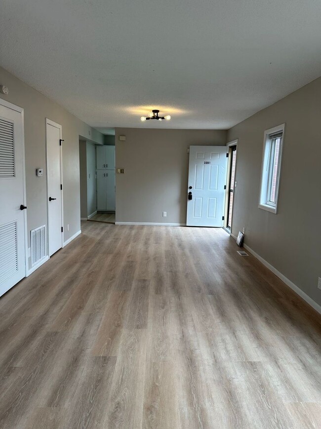 Building Photo - Downtown 3 bed 2 bath townhome *PRICE DROP*