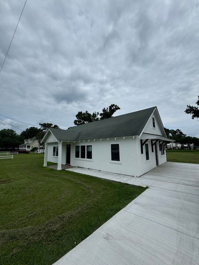 Building Photo - FULLY RENOVATED! 3 Bed/2 Bath in Wanchese
