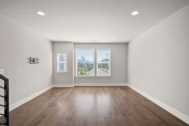 Building Photo - Like New Townhome Ready for Immediate Move-In!!! Bryant Park in West End