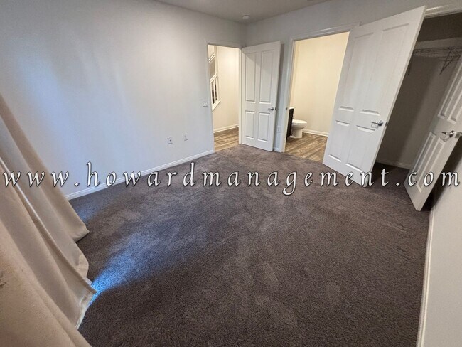 Building Photo - 3 Bed 3 Bath, Three Story Townhome with pr...