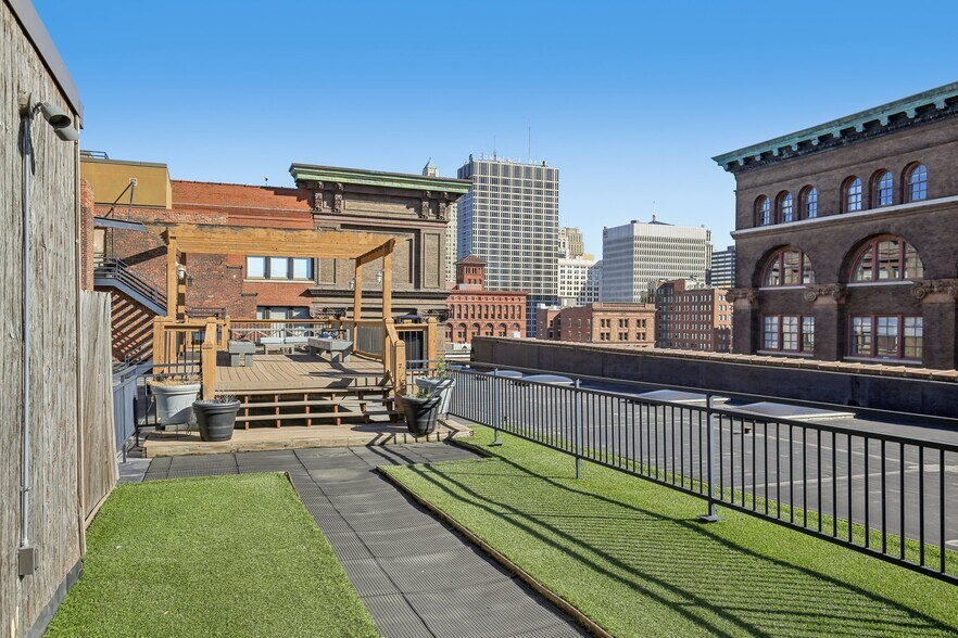 Building Photo - 308 W 8th St