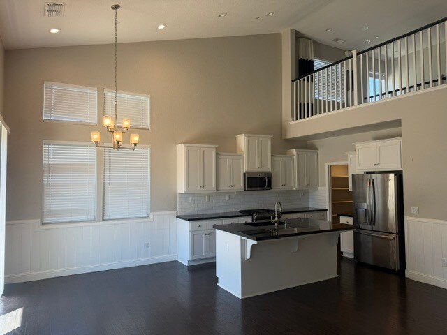 Building Photo - Gorgeous 3 Bedroom 3 Bathroom Plus Loft Area Home
