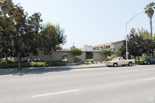 Building Photo - Golden Oaks Apartment