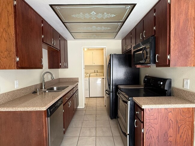Building Photo - Beautiful Two Bedroom Townhome in San Luis Rey