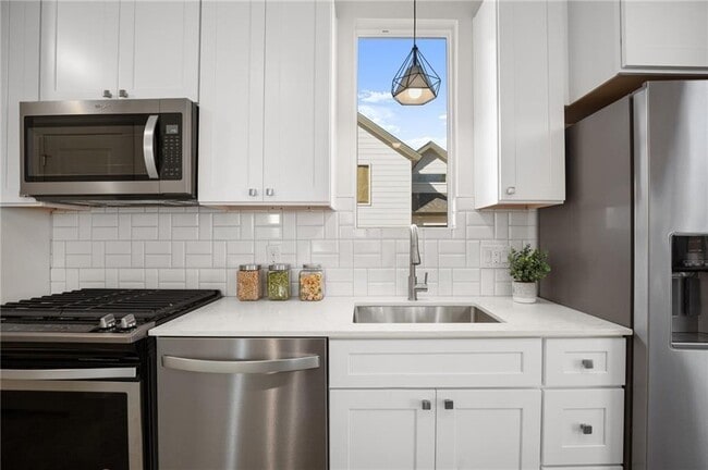 Building Photo - 2413 E 9th St