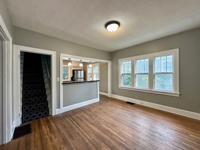 Building Photo - Exquisite 4 Bedroom 2 Bathroom Home in Min...