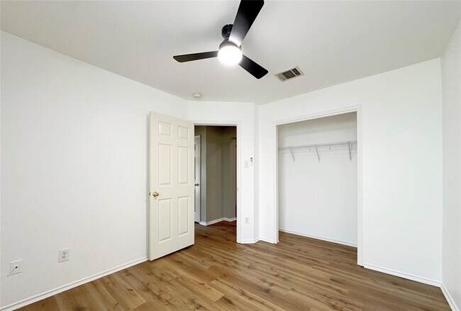 Building Photo - 906 Mammoth Ct