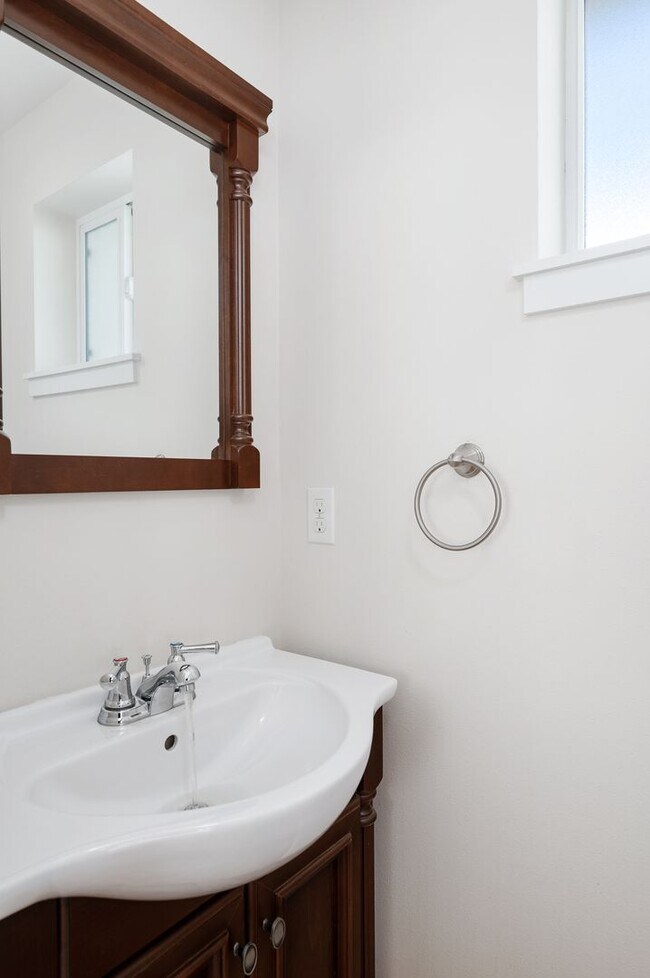 Building Photo - 1213 Townhomes