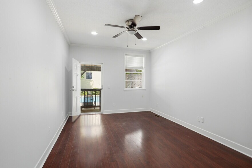 Master-pool entrance - 1722 Harmony St