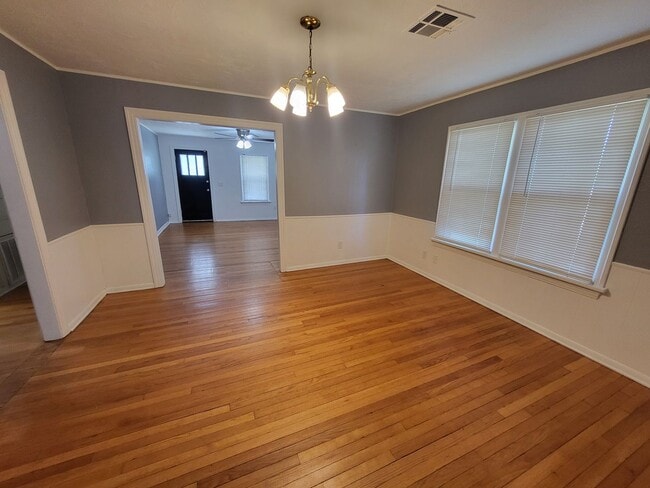 Building Photo - 2-bedroom 1 bathroom house with garage and...