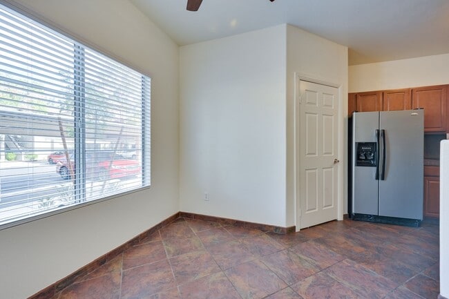 Building Photo - Guard Gated!!! Community Pool, Spa!!! Fitn...