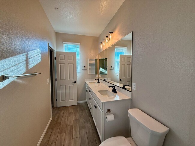 Building Photo - 3 BED 2.5 BATH 2 CAR GARAGE MODERN TOWNHOM...