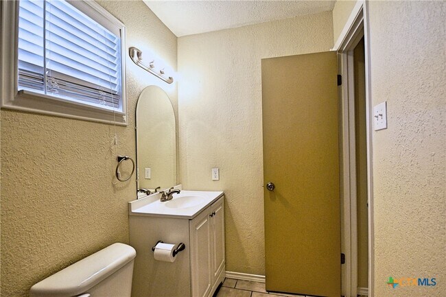 Building Photo - 525 Buttercup Ln