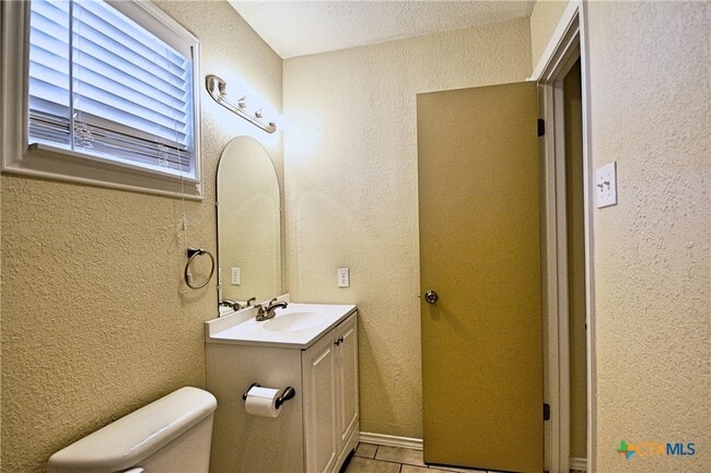 Building Photo - 527 Buttercup Ln